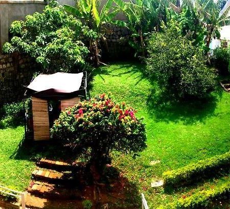 Le Fumoir Guest House Chambre Double อันตานานารีโว ภายนอก รูปภาพ